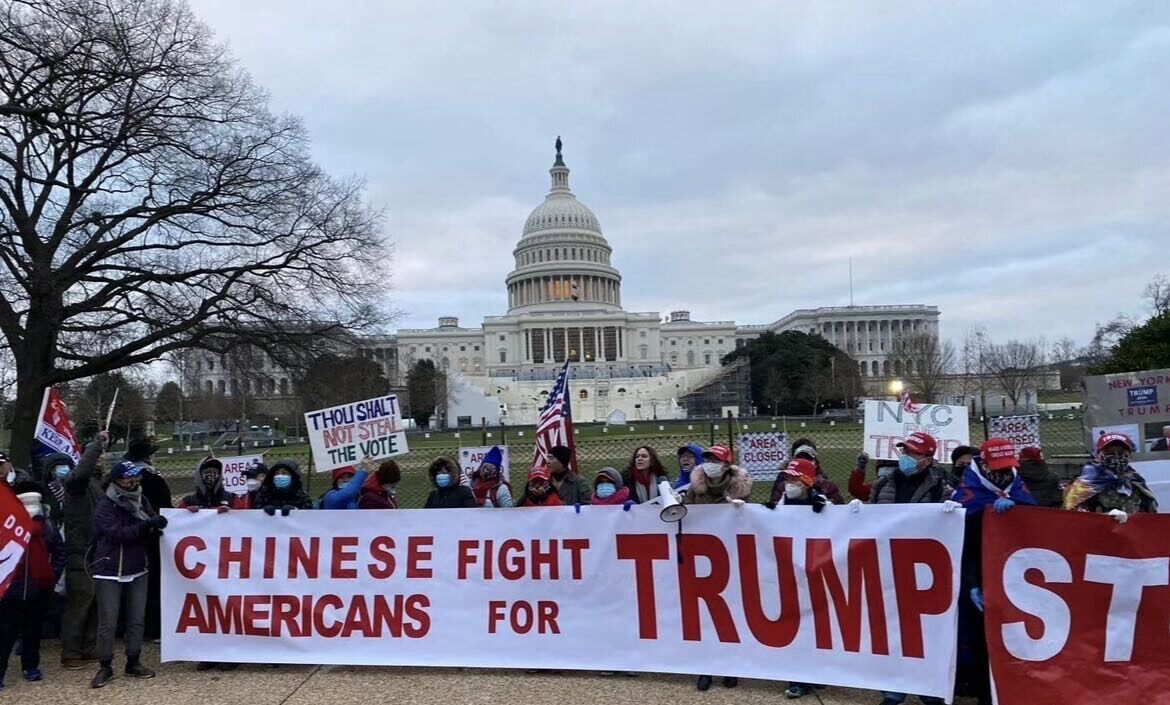 华裔美国人在华盛顿国会山前举起 Chinese Americans Fight for Trump 横幅