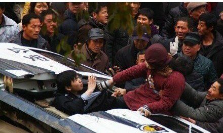 中国民众聚集抗争维权的现场