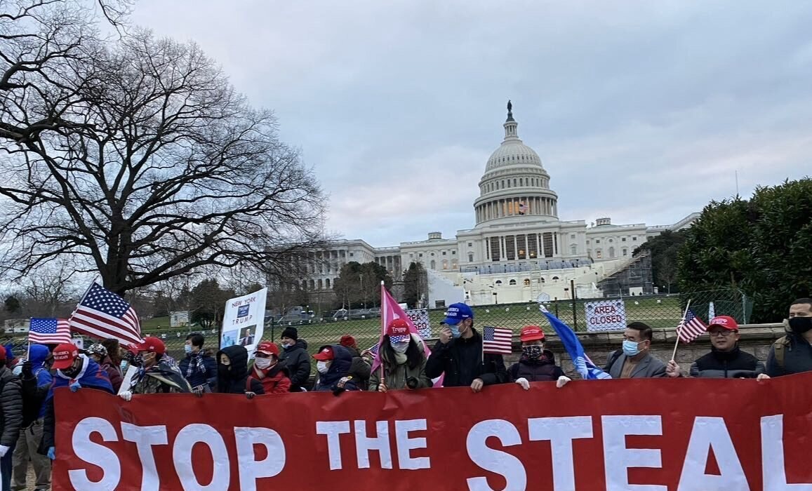 华裔抗议者在美国国会山前拉起 Stop the Steal 红色横幅